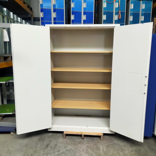 - 4x 795,- p.st. De Raat 195x126x55 grote zware brandvertragende kluiskasten met sleutel en 4 schappen cm (56)