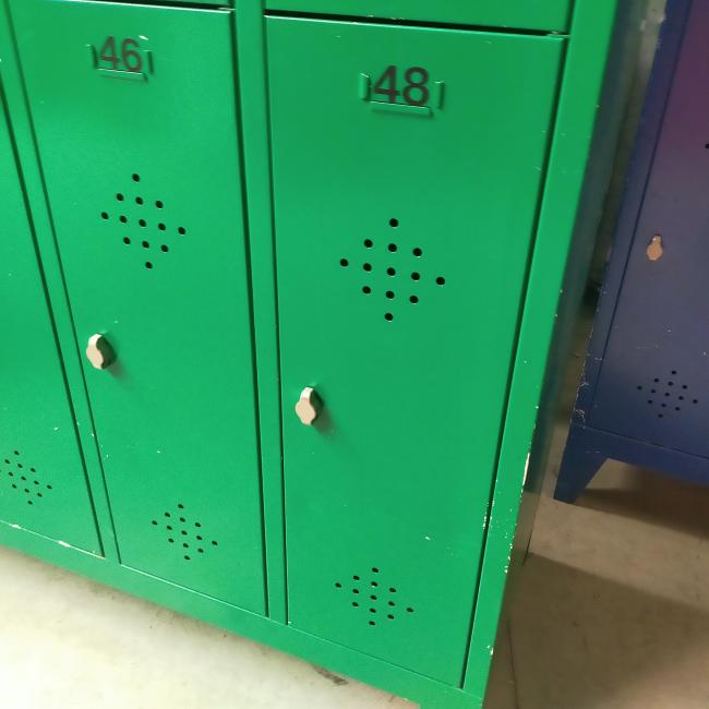  - 8-deurs retro vintage industriele metalen lockerkast 1x groen en 1x blauw (4)