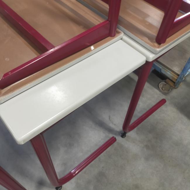  - eromes schooltafels grijs houten blad met rood stalen frame (1)
