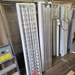  - 2X OPBOUW HANGLAMP TL 2X58 WATT MET BOVEN EN ONDERVERLICHTING AFM 160X35X10 CM  (2)