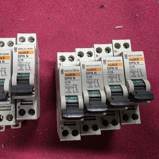  - 14x C16 merlin gerin  (2)