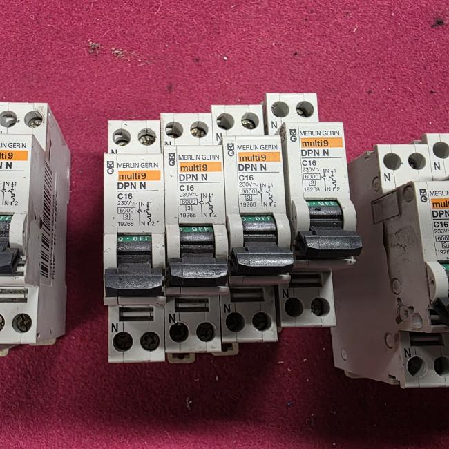  - 14x C16 merlin gerin  (3)