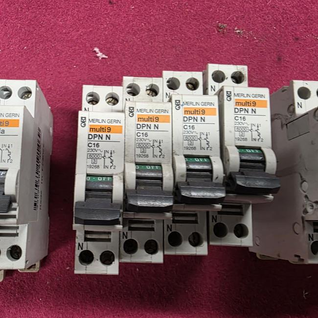  - 14x C16 merlin gerin  (4)