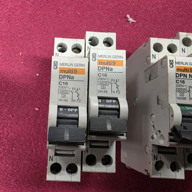  - 14x C16 merlin gerin  (1)