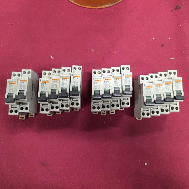  - 14x C16 merlin gerin  (5)