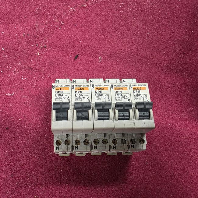  - 5x automaten L16A merlin gerin  (2)