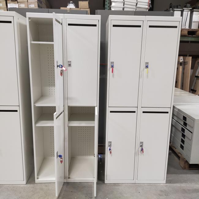  - partij 4-deurs witte metalen lockerkasten voor info zie 2-deurs (7)