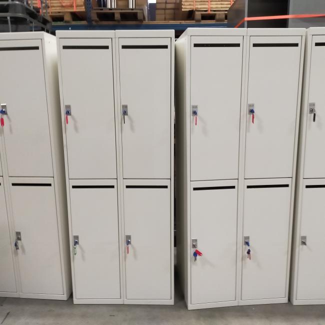  - partij 4-deurs witte metalen lockerkasten voor info zie 2-deurs (6)