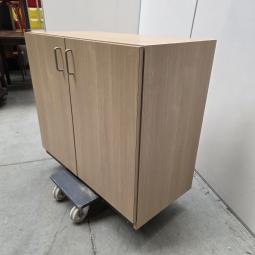  - degelijke houten lage  2-drs kast afm 90x45x77 hoog   (1)