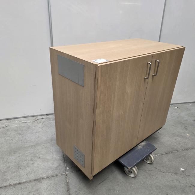  - degelijke houten lage  2-drs kast afm 90x45x77 hoog   (4)