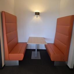  - set treinbanken afm totale hoogte 175 cm zit hoogte 45 cm rughoogte 130 cm zitdiepte 50 cm totale breedte 130 cm  (1)