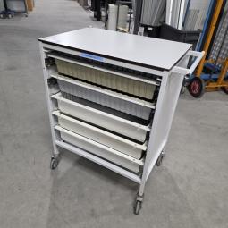  - medische transportwagen met kunststof bakken   afm 65x45x86 cm hoog  (2)