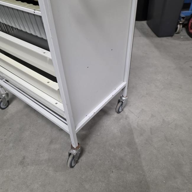  - medische transportwagen met kunststof bakken   afm 65x45x86 cm hoog  (3)
