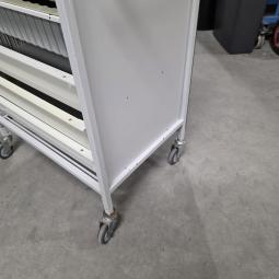  - medische transportwagen met kunststof bakken   afm 65x45x86 cm hoog  (3)