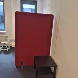  - AKOESTISCHE SCHEIDINGSWAND 180X120 CM HXB  ROOD STOFFEN BEKLEDING 