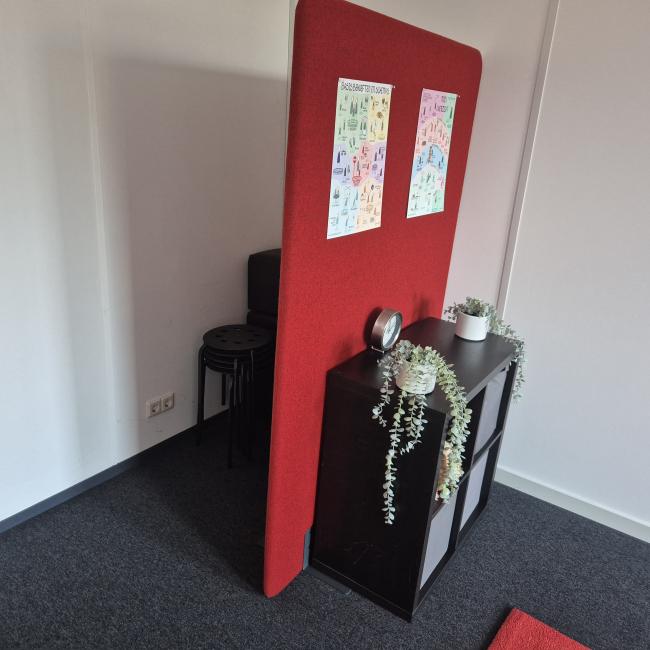  - AKOESTISCHE SCHEIDINGSWAND 180X120 CM HXB  ROOD STOFFEN BEKLEDING  (2)