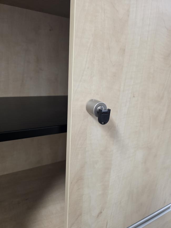  - HOUTEN STEELCASE WERNDL KAST AFM 182X100X45 CM  (1)