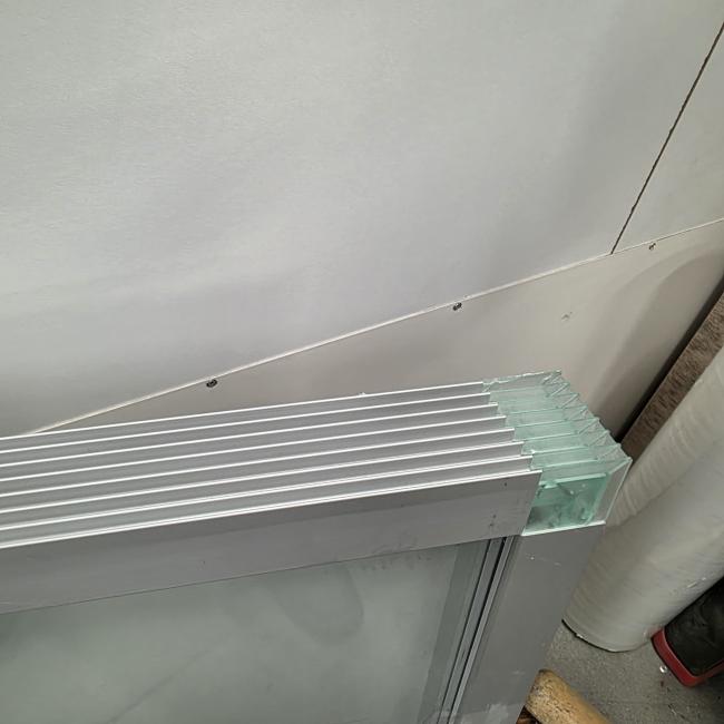  - PUBLICATIE BORD KAST AFM 111X66X5 CM  (2)