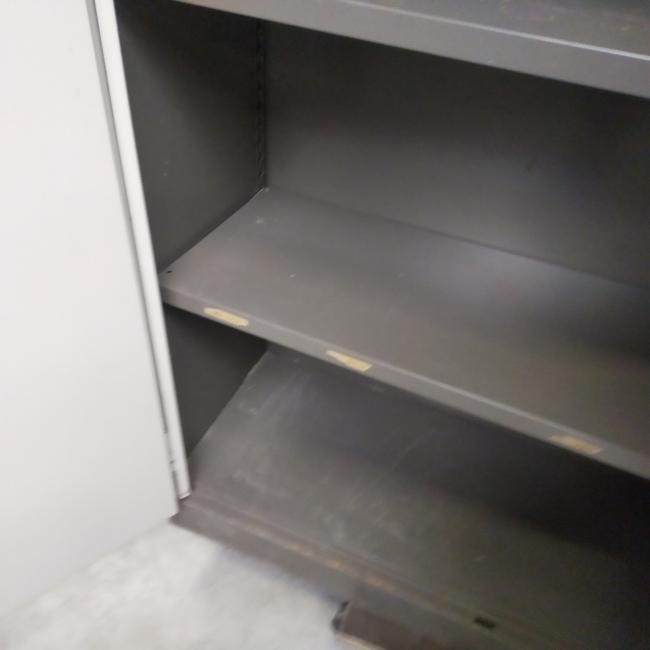  - 1x ahrend stalen 2-deurs werkplaatskast (16)