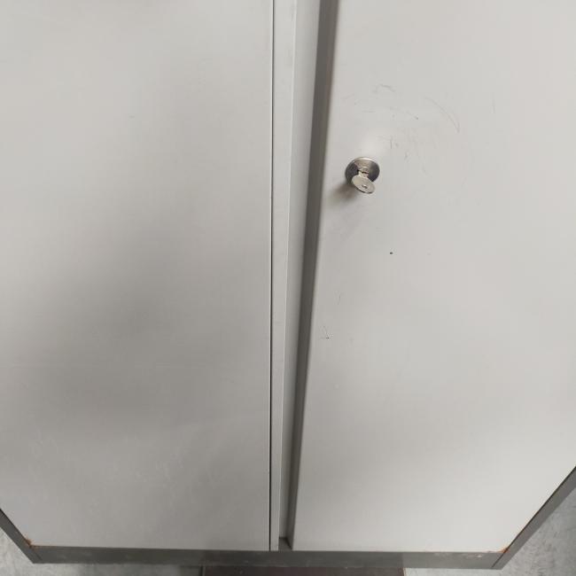  - 1x ahrend stalen 2-deurs werkplaatskast (18)