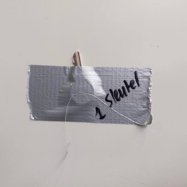  - 1x ahrend stalen 2-deurs werkplaatskast (8)