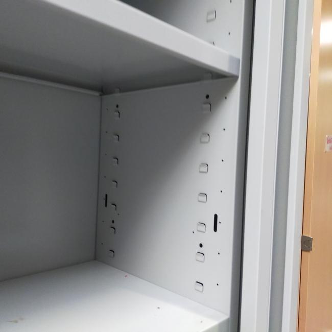  - 1x creme metaal met lichtgrijze roldeuren (7)