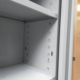  - 1x creme metaal met lichtgrijze roldeuren (7)