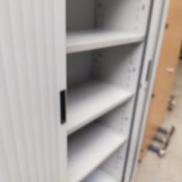  - 1x creme metaal met lichtgrijze roldeuren (8)