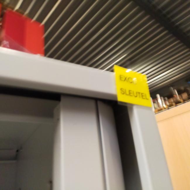  - 1x creme metaal met lichtgrijze roldeuren (12)