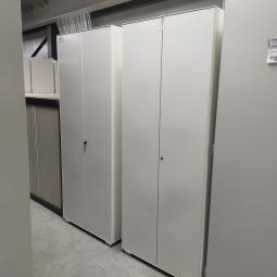  - partij witte metalen 2-deurs kantoorkasten incl sleutels nieuwstaat!! (17)