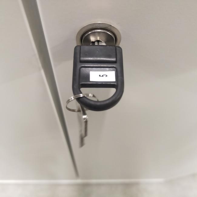  - partij witte metalen 2-deurs kantoorkasten incl sleutels nieuwstaat!! (21)