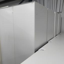  - partij witte metalen 2-deurs kantoorkasten incl sleutels nieuwstaat!! (26)