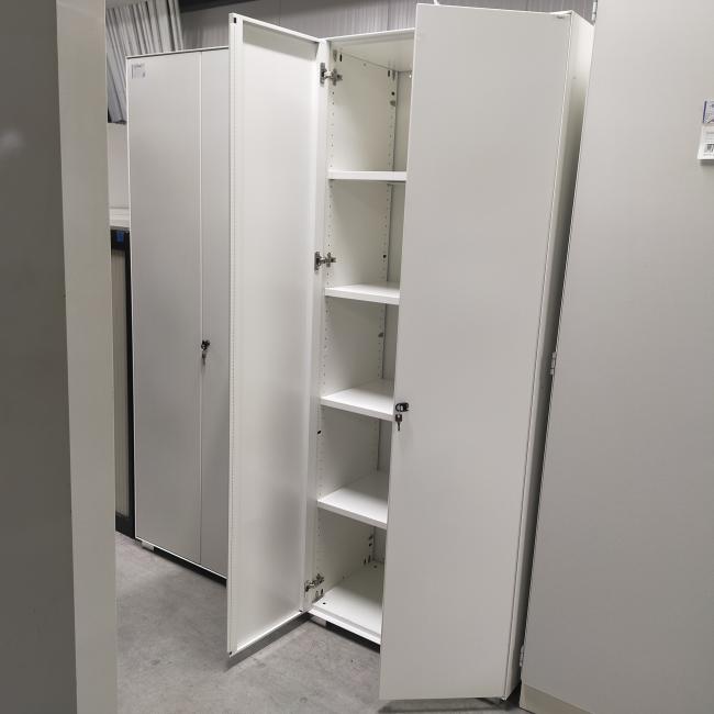  - partij witte metalen 2-deurs kantoorkasten incl sleutels nieuwstaat!! (37)