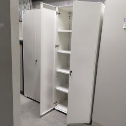  - partij witte metalen 2-deurs kantoorkasten incl sleutels nieuwstaat!! (37)