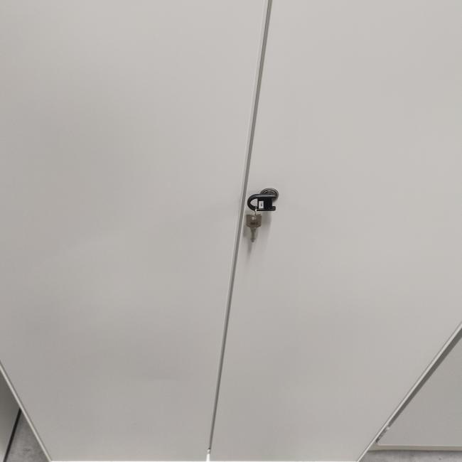  - partij witte metalen 2-deurs kantoorkasten incl sleutels nieuwstaat!! (42)