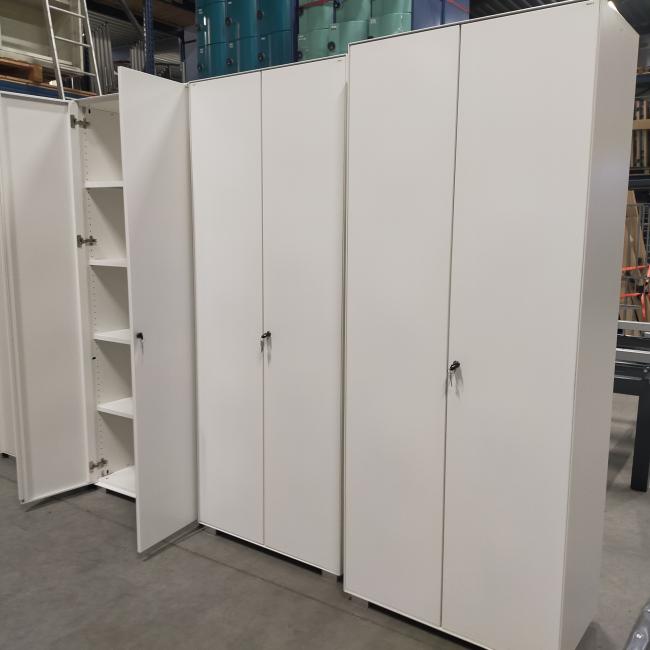  - partij witte metalen 2-deurs kantoorkasten incl sleutels nieuwstaat!! (1)