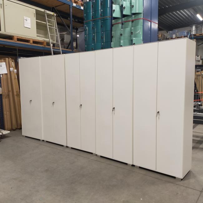  - partij witte metalen 2-deurs kantoorkasten incl sleutels nieuwstaat!! (2)