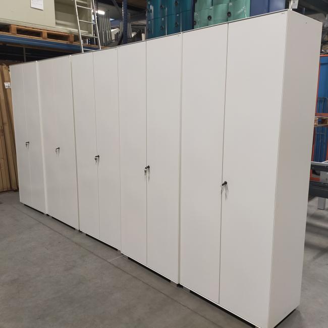  - partij witte metalen 2-deurs kantoorkasten incl sleutels nieuwstaat!! (3)