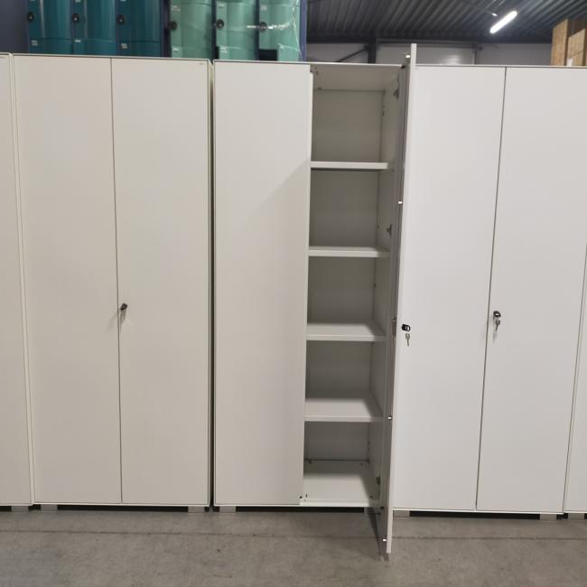  - partij witte metalen 2-deurs kantoorkasten incl sleutels nieuwstaat!! (5)