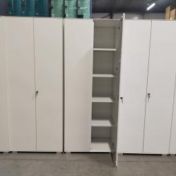  - partij witte metalen 2-deurs kantoorkasten incl sleutels nieuwstaat!! (5)