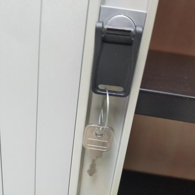  - 1x steelcase ahrend houtkleur met grijze kunststof roldeur en 2x zwarte ihv metalen schappen (6)