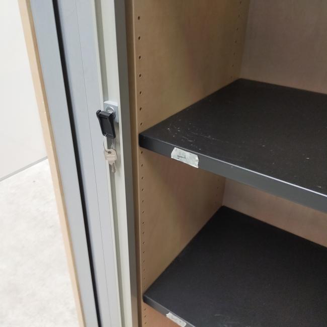  - 1x steelcase ahrend houtkleur met grijze kunststof roldeur en 2x zwarte ihv metalen schappen (8)