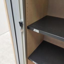  - 1x steelcase ahrend houtkleur met grijze kunststof roldeur en 2x zwarte ihv metalen schappen (8)