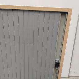  - 1x steelcase ahrend houtkleur met grijze kunststof roldeur en 2x zwarte ihv metalen schappen (14)