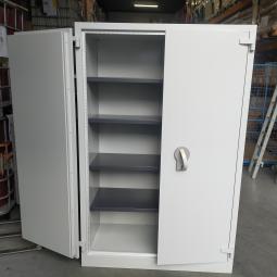  - 1x Sistec dikwandige brandvertragende kluiskast met 1x baardsleutel en 4 ihv metalen schappen (19)