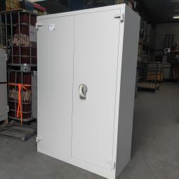  - 1x Sistec dikwandige brandvertragende kluiskast met 1x baardsleutel en 4 ihv metalen schappen (4)