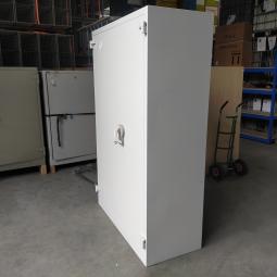  - 1x Sistec dikwandige brandvertragende kluiskast met 1x baardsleutel en 4 ihv metalen schappen (5)