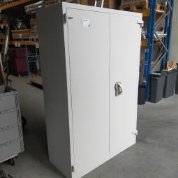  - 1x Sistec dikwandige brandvertragende kluiskast met 1x baardsleutel en 4 ihv metalen schappen (10)