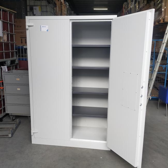  - 1x Sistec dikwandige brandvertragende kluiskast met 1x baardsleutel en 4 ihv metalen schappen (11)