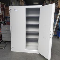  - 1x Sistec dikwandige brandvertragende kluiskast met 1x baardsleutel en 4 ihv metalen schappen (11)